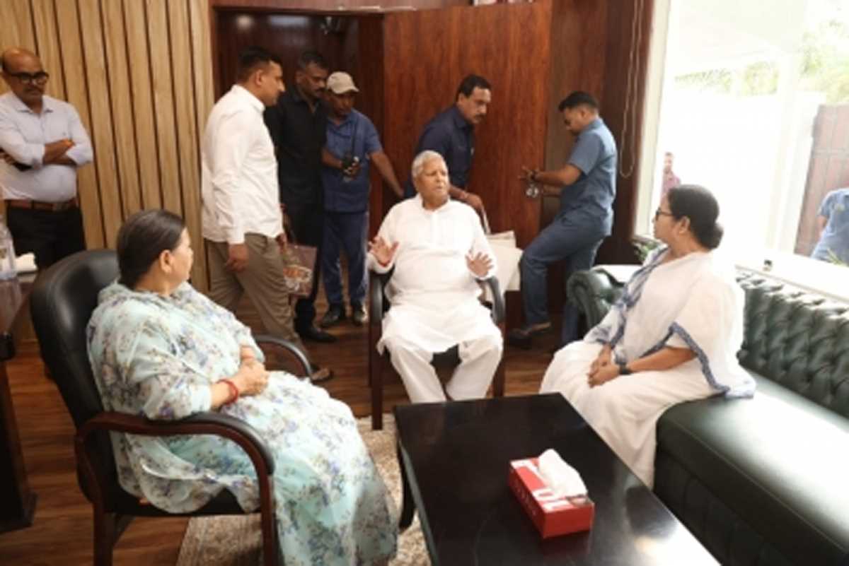 लालू यादव अभी भी भाजपा से लड़ने के लिए काफी मजबूत : ममता बनर्जी